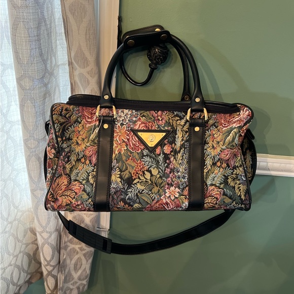 Medium size tapestry luggage, carry-on with strap never used  some wear - Picture 13 of 15